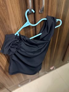 new black solid fitted one shoulder crop top