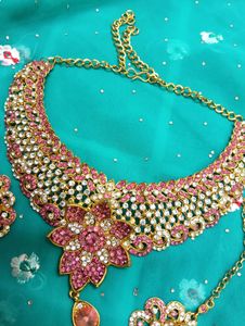 Exquisite Pink &amp; Crystal Necklace Set