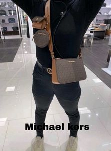 MICHAEL KORS JET SET CROSSBODY WITH TECH ACCESSORI