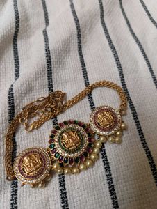 Elegant Gold-Toned choker model antique