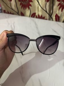 Stylish Black Cat-Eye Sunglasses