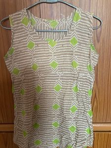 Stylish Sleeveless Kurta with Geometric Print