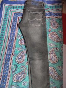 Stylish Men's Grey Wash Jeans