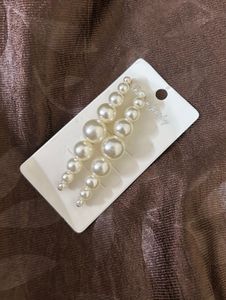 Set of pearl hair pins