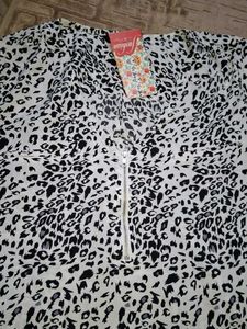 Chic Leopard Print Zipper Top