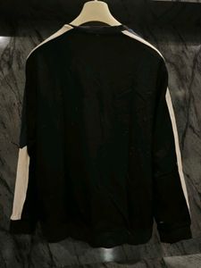 Black Crewneck Sweatshirt with "Oh" Graphic