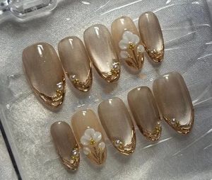 Elegant Press-On Nails with Floral Design