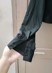 Chic Black Cropped Shirt