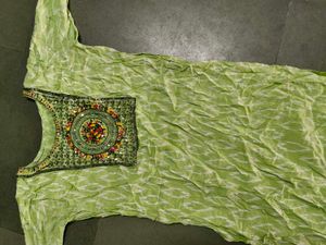 Elegant Green Embroidered Kurta+🎁