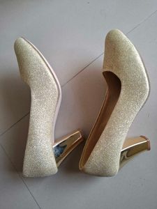 Sparkling Gold Heels 👠