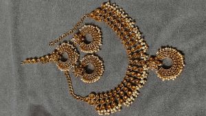 Stunning Gold Tone Necklace with Pearls