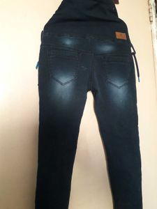 Stylish High-Waisted Jeans with Unique Details