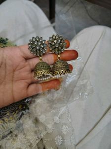 Exquisite Kundan Jhumka Earrings