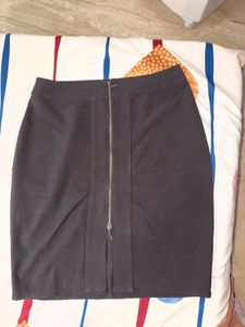 Black Front-Zip Pencil Skirt 🖤