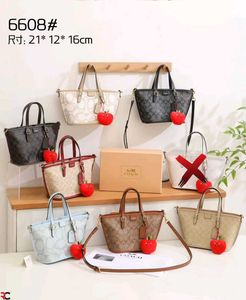 COACH* *TAXI TOTE BAG 21 IN SIGNATURE CANVAS*