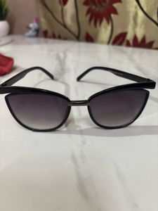 Stylish Black Cat-Eye Sunglasses