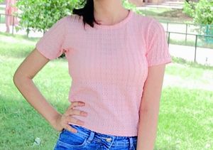Soft pink textured crop top !