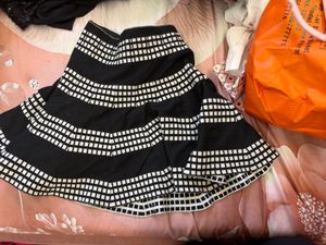 Chic Black &amp; White Patterned skirt