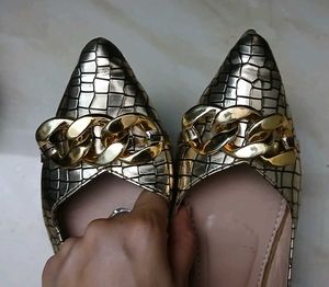 Chic Chain Detail Pointed Flats