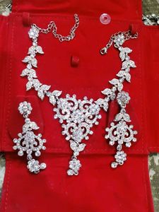 very elegant necklace along with earrings