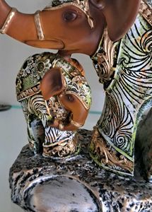 NEW - Elephants Show Piece
