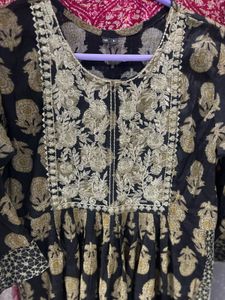 Elegant Black Kurta with Intricate Embroidery