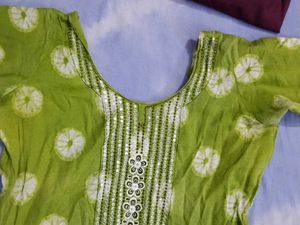 Green Tie-Dye Kurta with Embellished Neck