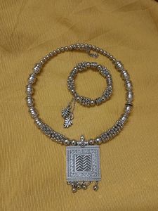 Combo of neckpiece and a bracelet