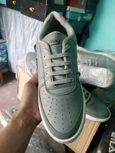 NEW NO USED SNEAKERS SHOES FOR MEN AND WOMEN.
