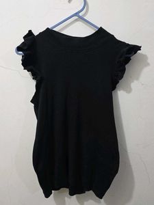 Black top ruffles on the sleeves best quality