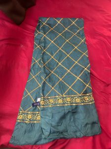 Elegant Green Scarf with Gold Pattern