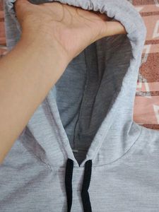 Grey crop sweat tshirt.