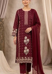 Elegant Maroon Embroidered Kurta Set🫀