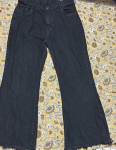 Edgy black flared jeans with side slits&frayed hem