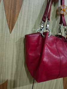 Chic Red Crocodile Textured Handbag