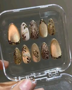 Elegant Gold Press-On Nail Set