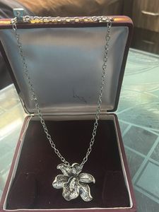 Elegant Flower Pendant Necklace