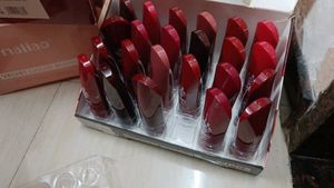 Luxury Lip Gloss Set.... 200 + lipsticks ... .. 6