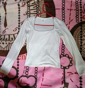 Brand new white top (never worn). Selling it 🤍