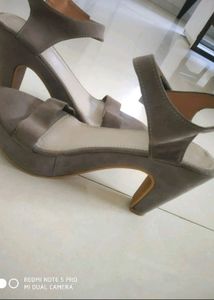 Gray Heels 😍👠