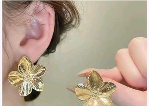Elegant White Flower Earrings