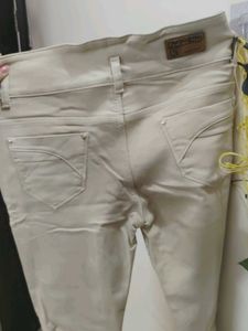 Chic Beige High-Waist Jeans