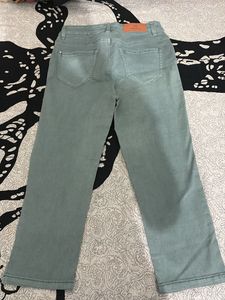 Stylish Women's Cropped Jeans