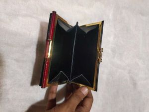 Elegant Black &amp; Red Lizard Texture Wallet