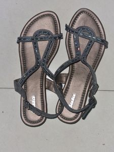 Bata Woman Casual Flat Sandal.