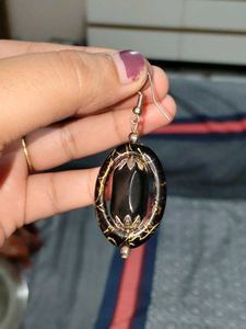 Elegant Black &amp; Gold Oval Earrings