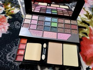 New With Tag Eyeshadow Palette