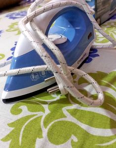 Crompton Brio Dry Iron - New in Box!