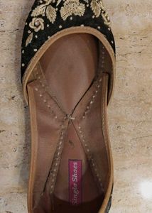 Embroidered Black Juttis