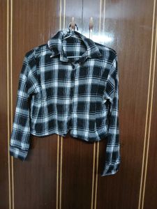 Black &amp; White Plaid Cropped Button-Up Shirt